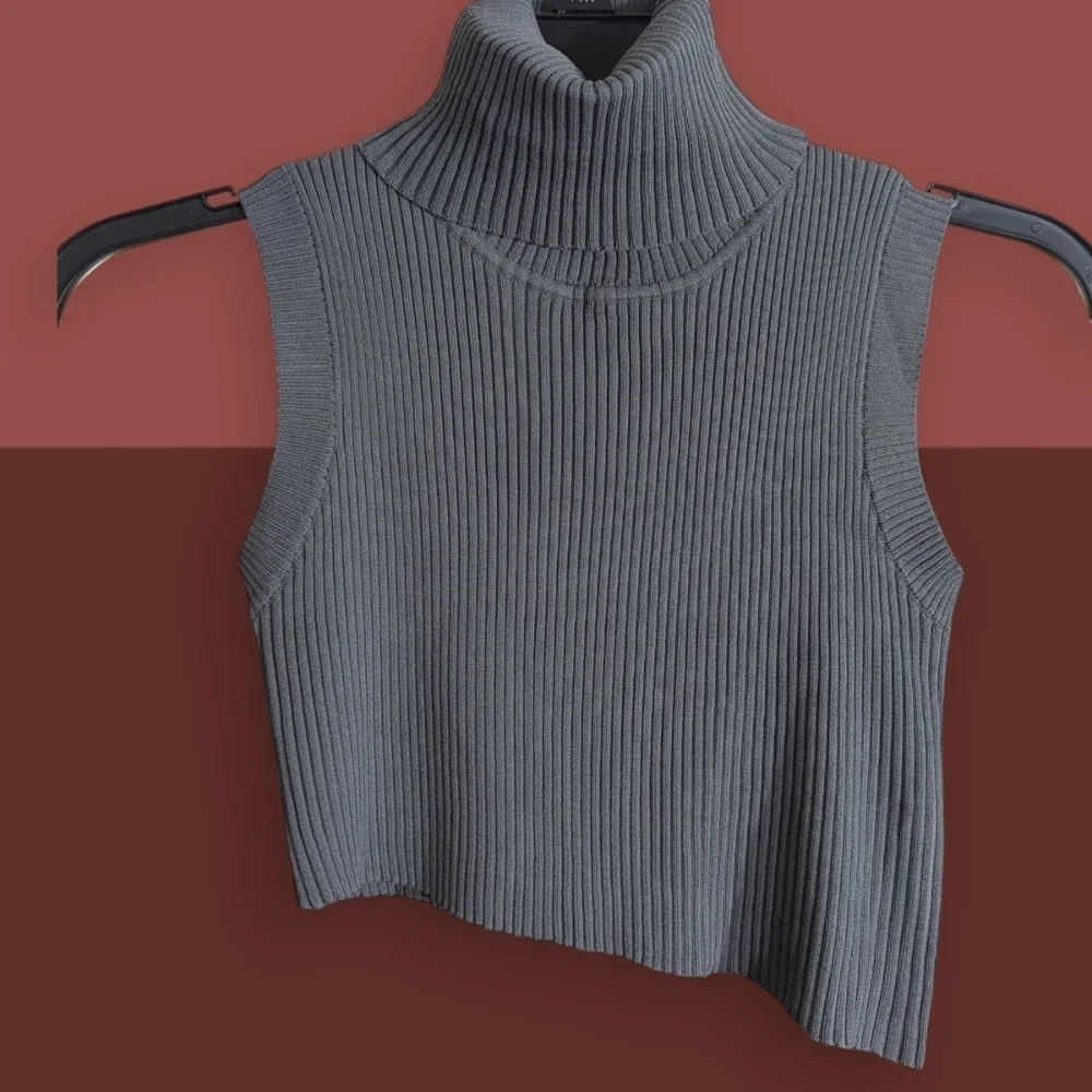 🤩NWT Cider Ribbed Sleeveless Turtleneck Asymmetrical Crop Top | Gray Size Large